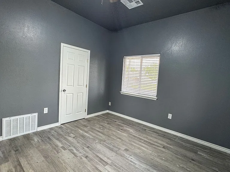 406 G St — Photo 7