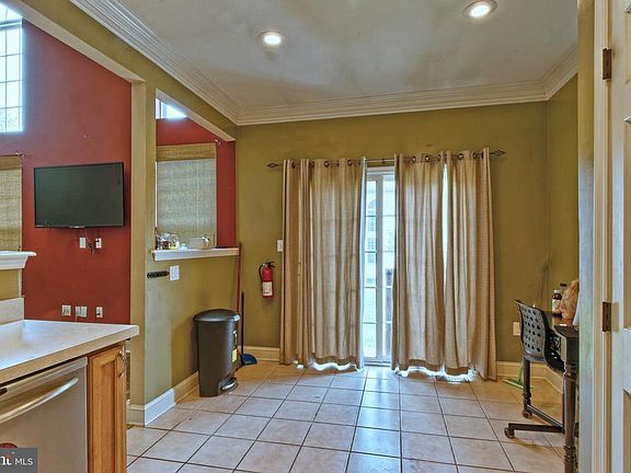 4th image of 107 Braddock Ln