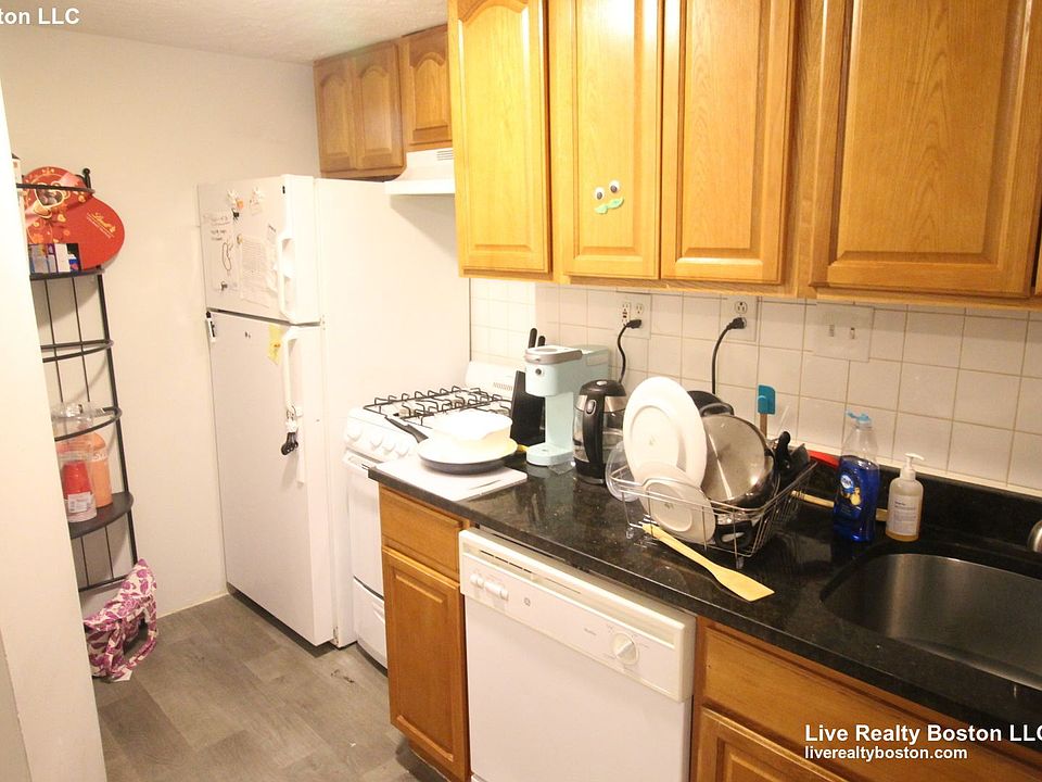 2nd image of 58 Queensberry St APT 7R