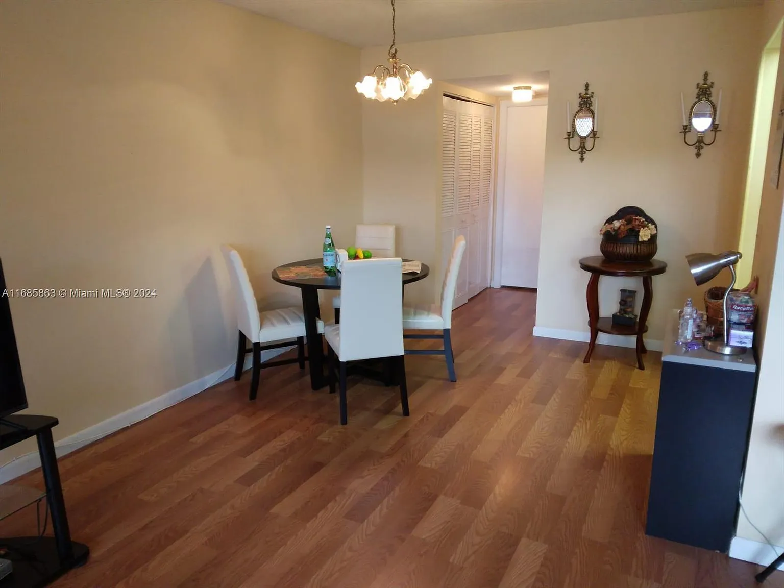 Sheffield Condos A To Q — Photo 4