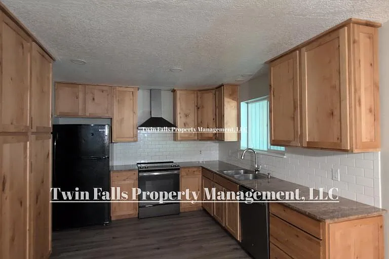 256 Crestview Dr — Photo 7