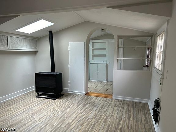 4th image of 9 Baldwin St