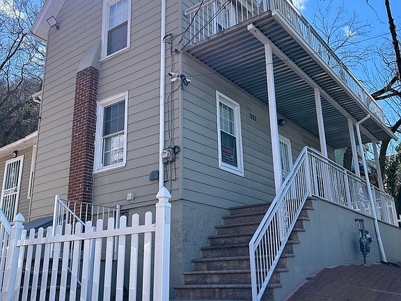 3rd image of 933 Wyandotte St
