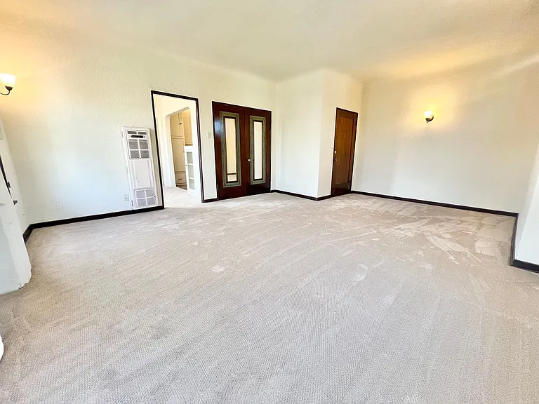 Charming Vintage 1BD/1BA Upstairs Corner Unit Near 7th Street | On-Site Laundry — Photo 1