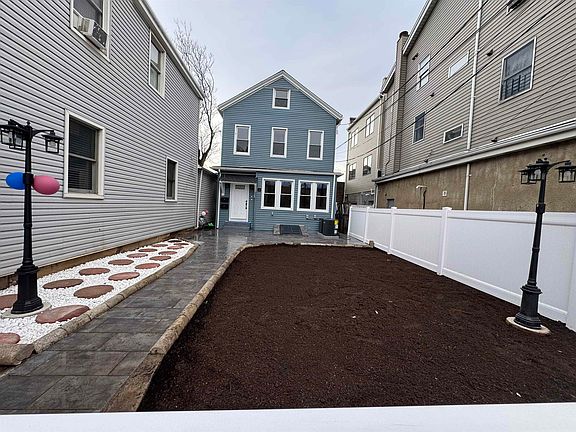 5th image of 10 E 11th St