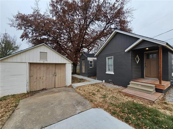 5938 Barton Dr, Shawnee, KS 66203