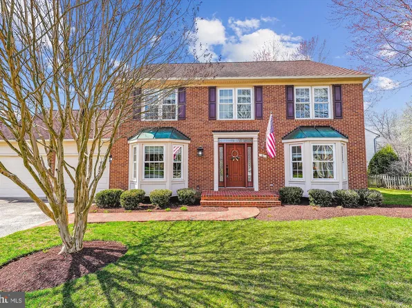 6 Vinson Ct, Sterling, VA 20165