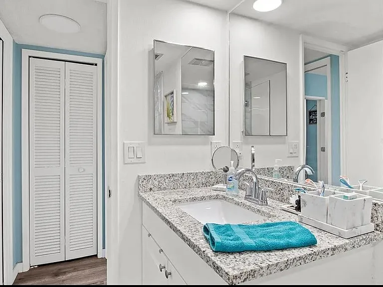 Guest Bathroom pic#2