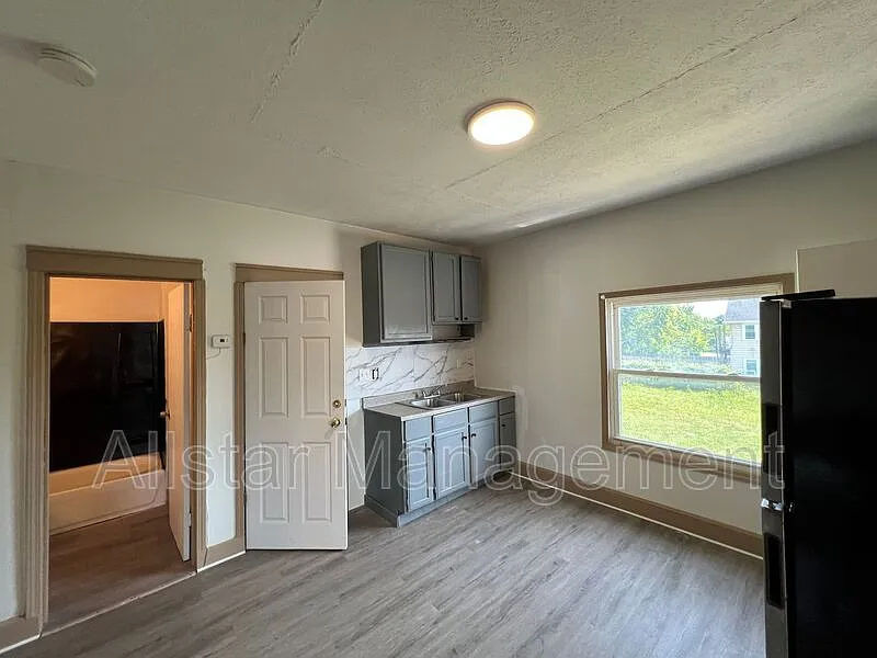3 bed, 1.0 bath, 900 sqft, $995 — Photo 3