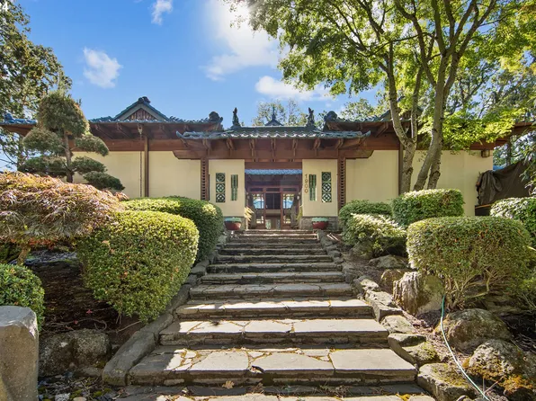 1900 Twin Points Rd, Lake Oswego, OR 97034