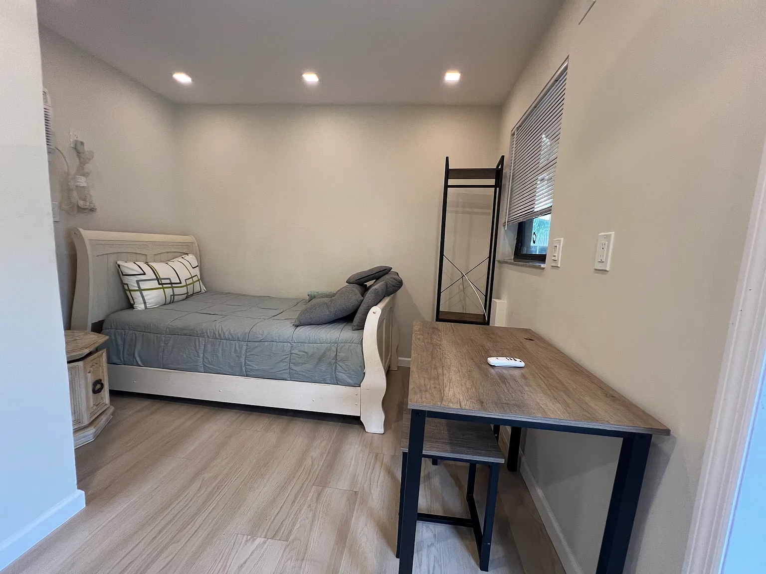 Studio, 300 sqft, $1,250 — Photo 3