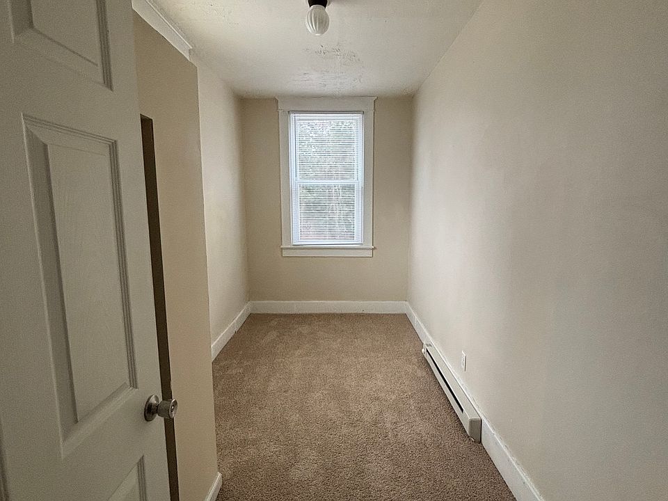 128 College Cir Apt 4 - Photo 4_03172026