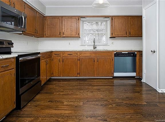 4th image of 405 Belton Ave
