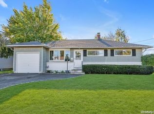 958 N Delaware Ave, Lindenhurst, NY 11757