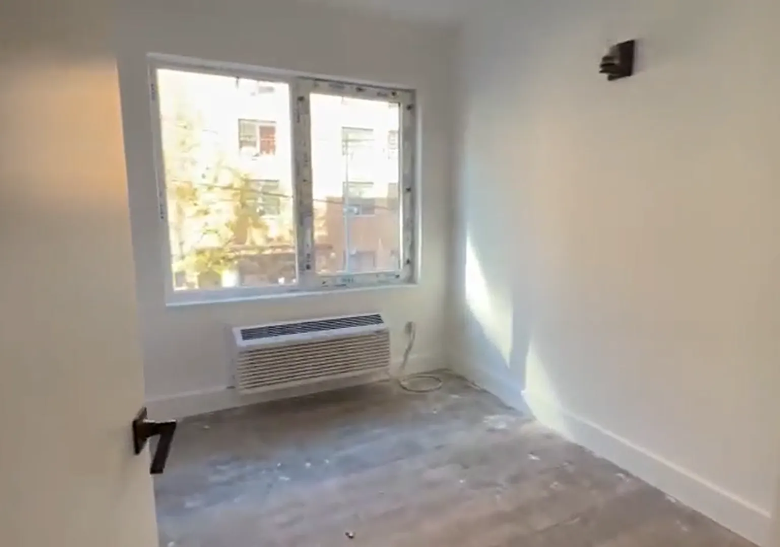 3 bed, 900 sqft, $3,373 — Photo 3