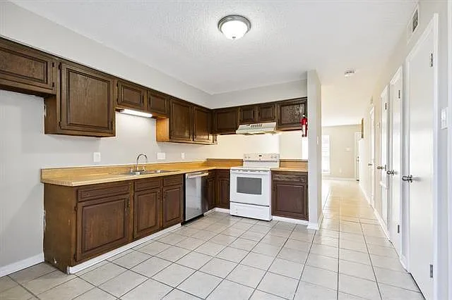 44 Brandon Hall Dr #D — Photo 3