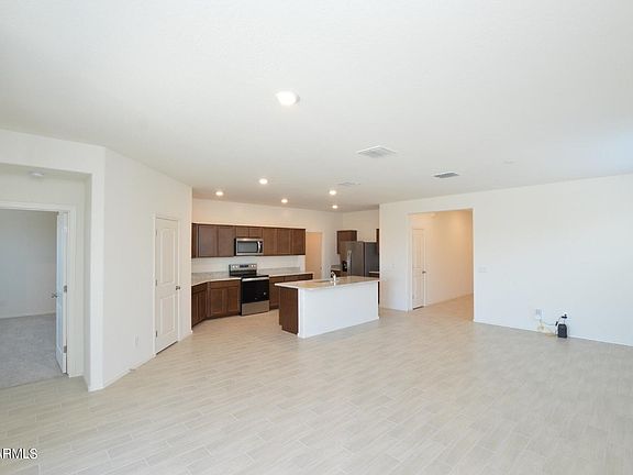 5th image of 606 E Elm Ln