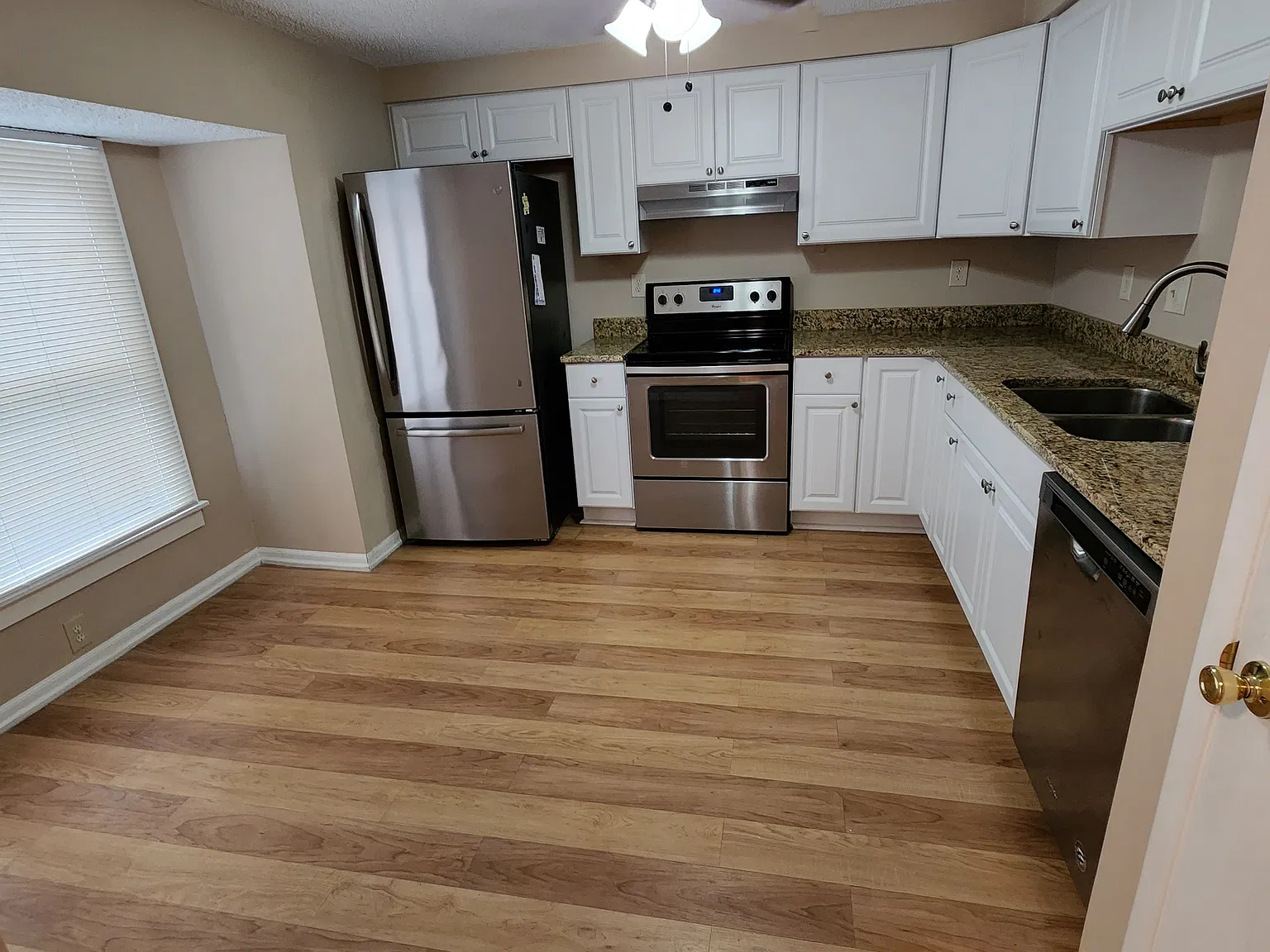 3 bed, 2.5 bath, 1656 sqft, $2,200 — Photo 4