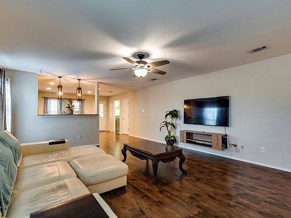 2nd image of 401 Emerald Creek Dr