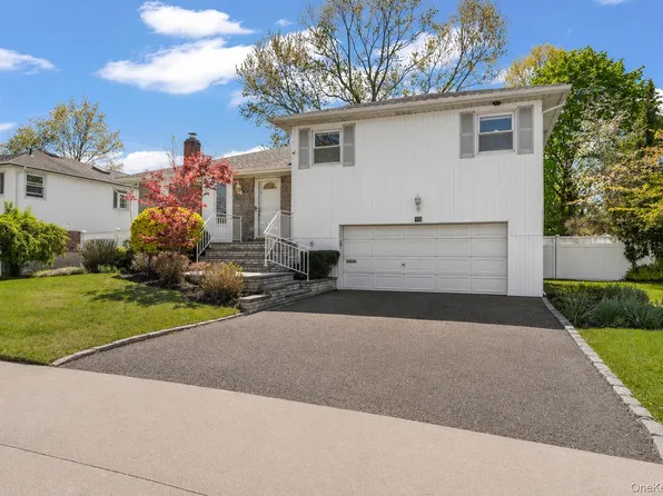 61 Winthrop Road, Plainview, NY 11803