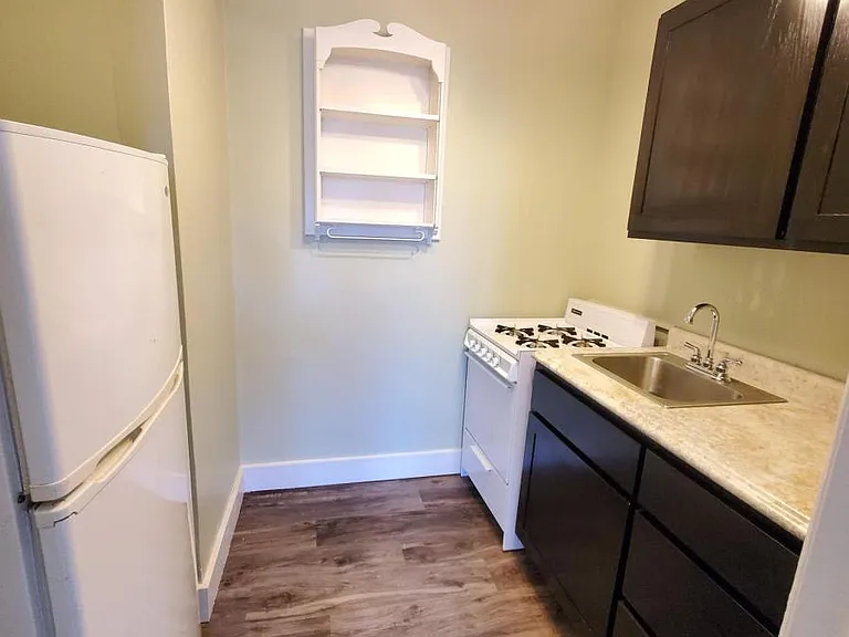 255 NE Randolph Ave #5 — Photo 4