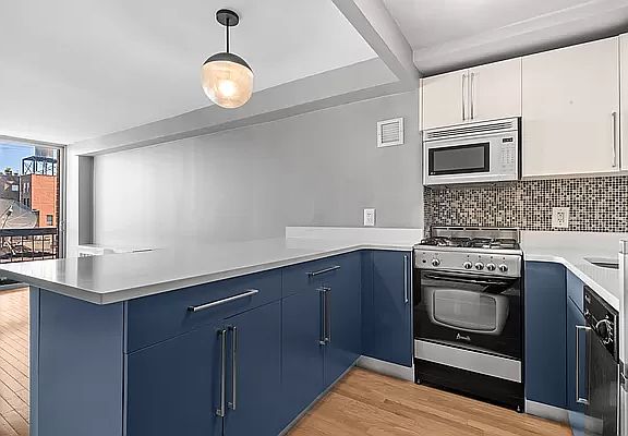 3rd image of 184 Thompson St APT 6N