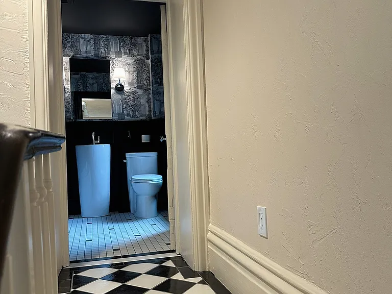 1819 Sarah St — Photo 11