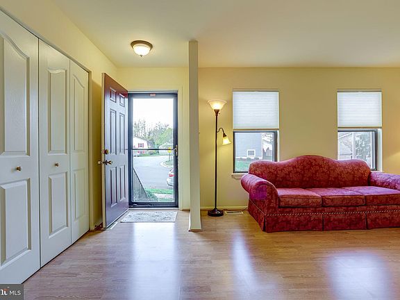 5th image of 977 Ferndale Ave