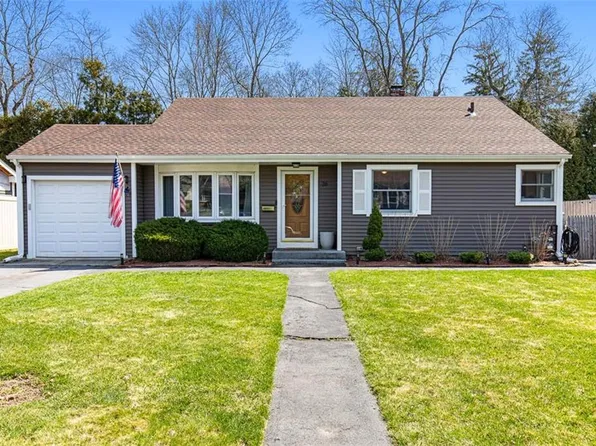 26 Manning Dr E, Riverside, RI 02915
