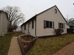 909 Grand Blvd, Wauconda, IL 60084