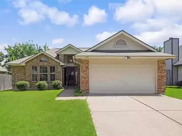 810 Castleview Dr — Photo 1