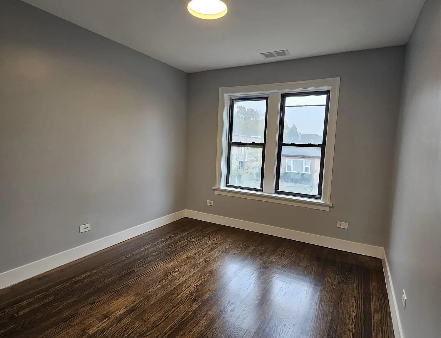 2642 W Pratt Ave — Photo 4