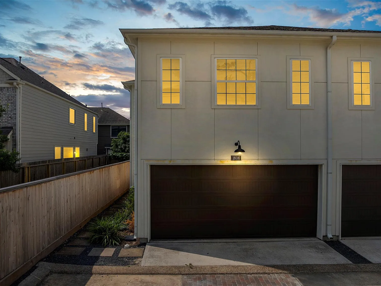 3 bed, 2.5 bath, 2050 sqft, $3,000 — Photo 1