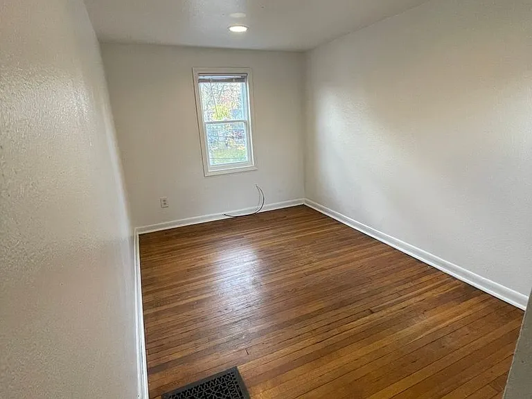 211 Ballard St — Photo 23
