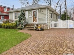 265 Deauville Blvd, Copiague, NY 11726