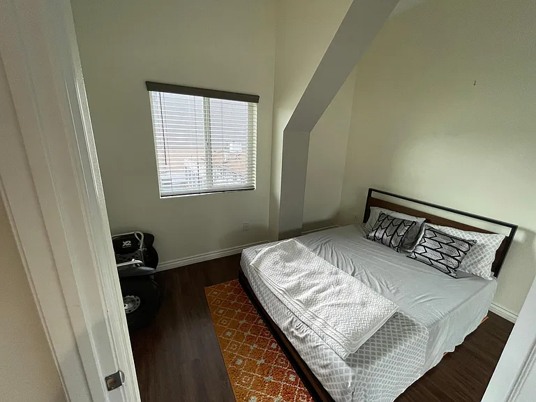4730 Mission Bay Dr #F — Photo 16