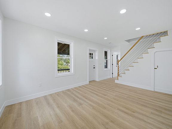 5th image of 31 Chippewa Dr