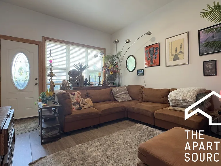 1634 N Whipple St #T — Photo 2