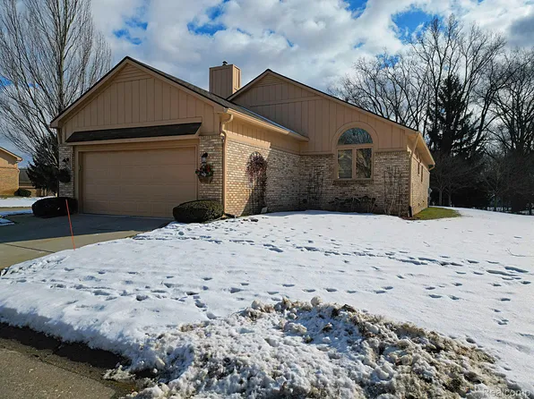 35053 Knollwood Ln, Farmington, MI 48335