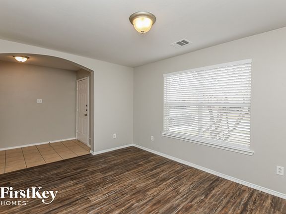 4th image of 828 Jockey Club Ln