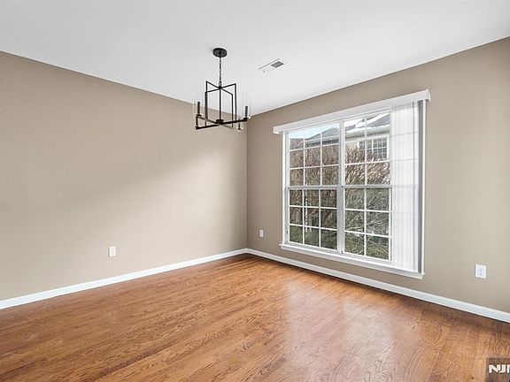 4th image of 557 Ridge Ln