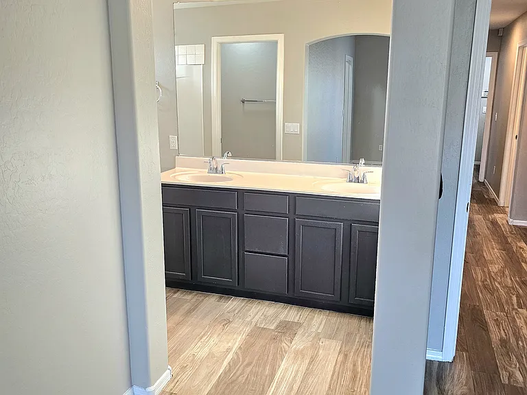 1111 E Chelsea Dr — Photo 24