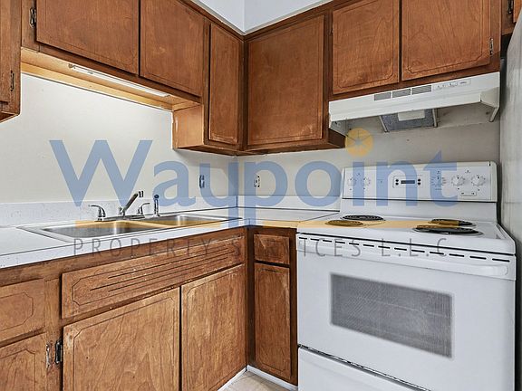 3rd image of 914 E Oak St