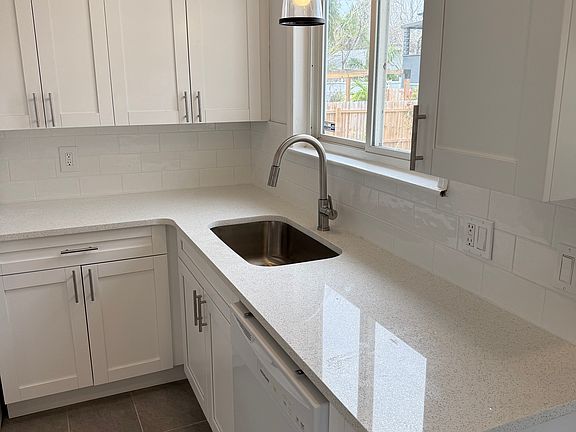3rd image of 327 20th Ave S