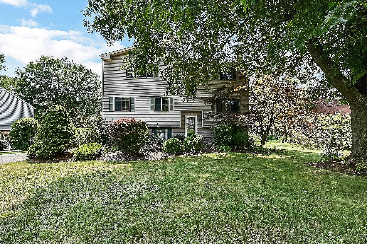 5 bed, 5000 sqft, $3,300 — Photo 2
