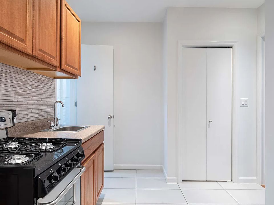 2nd image of 159 Prince St APT 6