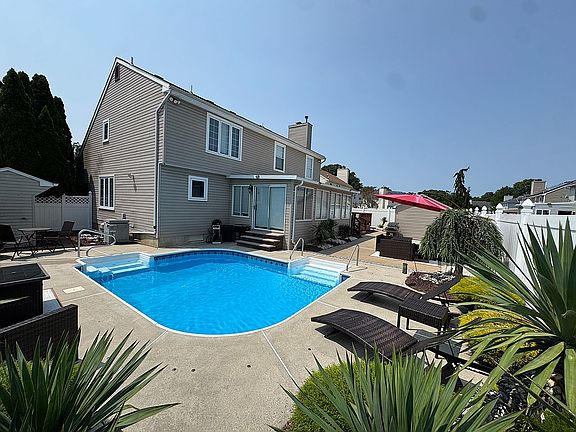 5th image of 14 Melissa Ln