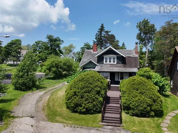 43 Grant St, Baddeck, NS B0E 1B0