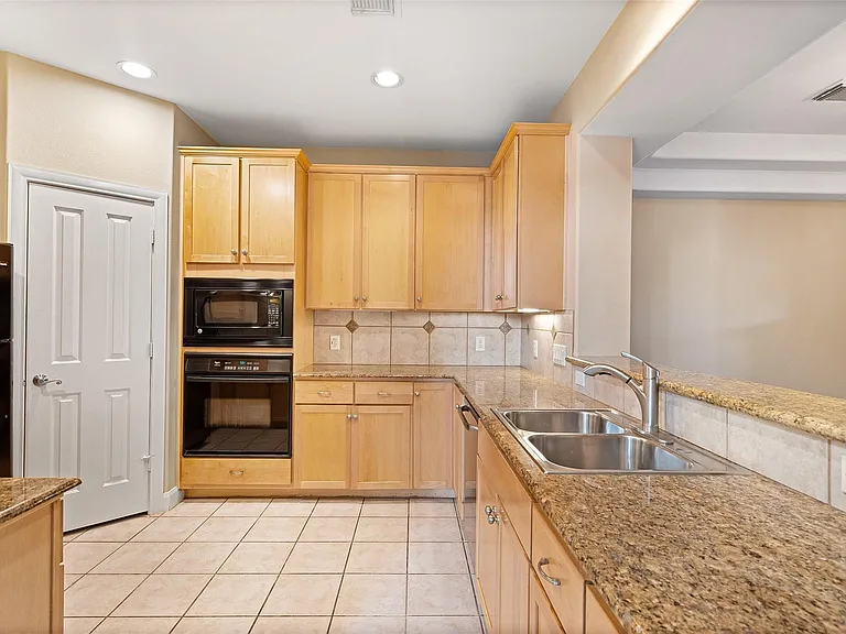 2406 Calumet St — Photo 23