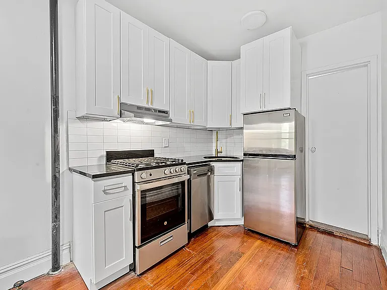 269 E 10th St #A — Photo 3